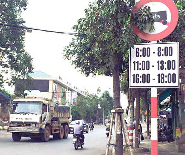 Bảng cấm xe tải chở hàng lưu thông vào tp mỹ tho tiền giang